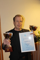 Piirin puheenjohtaja Esa Virtanen sai noutaa liiton kevätkokouksessa palkintoja kädet täyteen.